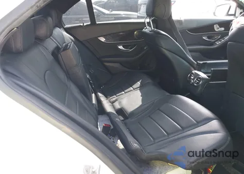 2015 Mercedes-Benz C-Class C 300 z USA, uszkodzony, nr VIN 55SWF4JB9FU094811